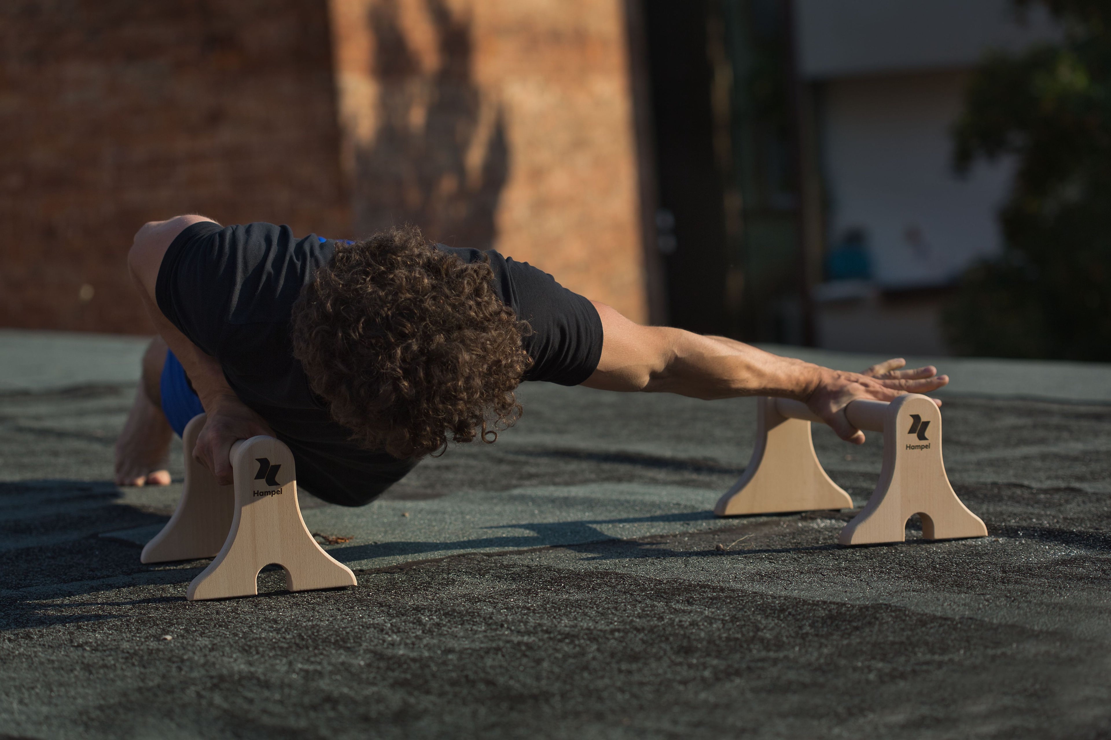 mann-macht-archer-pushup-auf-den-maxibars